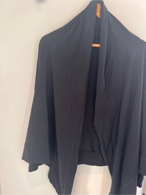 Lululemon black wrap.  No size - fits medium/large
